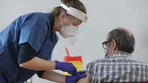 La enfermera que inyectó la primera vacuna en Navarra: "Éramos héroes, pero se han olvidado de nosotros"