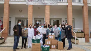 La productora navarra que se propuso ayudar a la residencia de Corella hace entrega de 2.000 euros en material sanitario