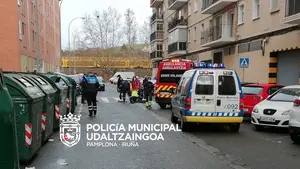 Un coche que circulaba marcha atrás atropella a una mujer de 72 años en una calle del barrio de San Jorge