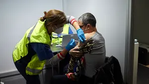 Las 280 primeras vacunas a sanitarios navarros: "Tengo más miedo al coronavirus que a la vacuna"