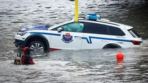 Fallece un ertzaina de 50 años en San Sebastián tras caer con el coche patrulla al río Urumea