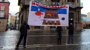 La peña Mutilzarra extiende su pancarta sanferminera en Pamplona: "Abandonemos la Navarra gris de 2020"
