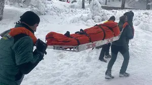 Grave accidente en la nieve: rescatada una mujer que iba en trineo y chocó contra un árbol