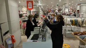 Regresa el furor de las rebajas a Navarra con descuentos de hasta el 50 % en más de 20.000 marcas