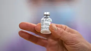 AstraZeneca y Oxford piden autorización para comenzar a vender su vacuna en la Unión Europea