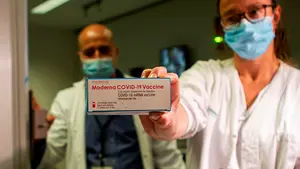 Sanidad elimina el confinamiento escolar en dos casos y aprueba la tercera dosis de la vacuna