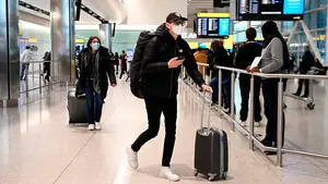 Reino Unido valora aislar en hoteles a todos los viajeros que lleguen al país para frenas nuevas cepas de Covid