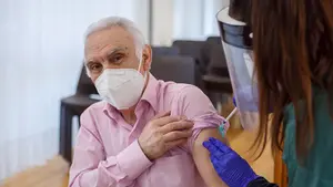 El primer vacunado en Navarra, tras recibir la segunda dosis: "A ver si ya nos abrazamos y nos vamos de copeo"