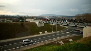 Pamplona estrena su nueva pasarela peatonal que evita atravesar la ronda para acceder a Orkoien