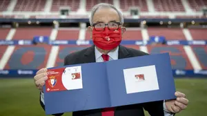 Correos presenta en El Sadar un sello muy especial 'conmemorativo' del Centenario de Osasuna