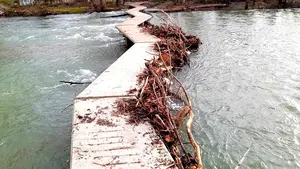 "Peligro de inundaciones": exigen al Ayuntamiento la limpieza "inmediata" de las pasarelas de Pamplona