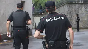 Paliza a dos agentes de la Ertzaintza cuando fueron a disolver a un grupo de 30 personas, algunas sin mascarilla
