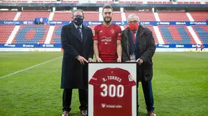 Doble celebración: Roberto Torres cumple 300 partidos en la gran victoria sobre el Granada en Pamplona