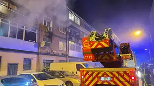 Un fallecido y 21 heridos, dos graves, en un fuerte incendio de un edificio en Alcalá de Henares