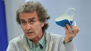 Simón avanza que "en no muchos días" podría relajarse la mascarilla en exteriores