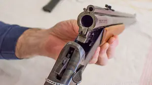 Disparos de madrugada: investigan a un vecino de Tudela por cargar contra la ventana de otro con una carabina