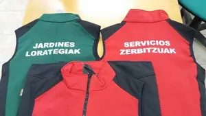 Uniformes por colores: los trabajadores de un municipio navarro estrenan ropa de trabajo