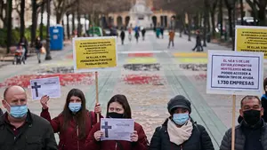 Los hosteleros 'inundan' el centro de Pamplona con un mosaico de 24.000 corchos como protesta ante la crisis
