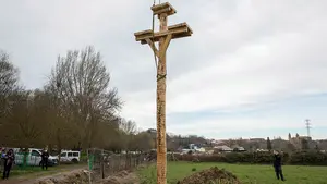 Fin a la 'mudanza': colocan en la Magdalena el poste con el nido para reubicar a una pareja de cigüeñas