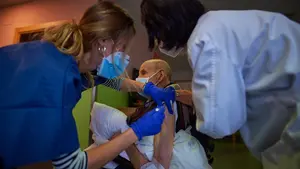 Salud inicia este martes la administraci&oacute;n de la tercera dosis en residencias de mayores