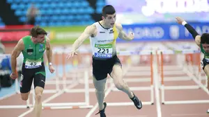 El navarro Asier Martínez consigue el oro con la mejor marca sub-23 de la historia en los 60 metros vallas