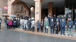 La localidad riojana de Quel, en la que trabaja la víctima de Azagra, se concentra ante la agresión machista