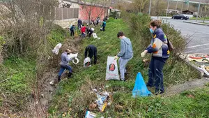 La regata de Iturritxo en Olazagut&iacute;a, limpia de nuevo gracias a vecinos y voluntarios