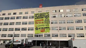 Descuelgan una pancarta en la fachada del CHN denunciando a la empresa de limpieza por "fraude"