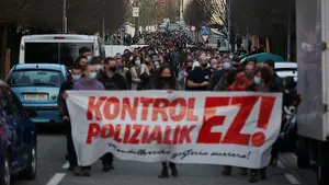 Los jóvenes de Mendillorri se manifiestan por la "asfixiante" presencia policial en el barrio