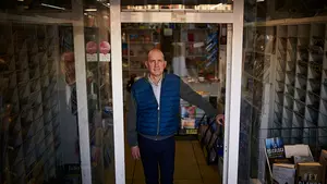 La librería Leoz de Pamplona baja la persiana para siempre: "Es el cierre de un ciclo"
