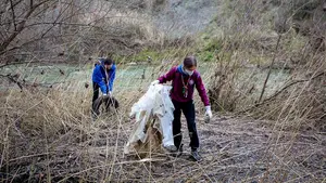 El Arga, lleno de basura: un grupo de scouts pamploneses limpia las orillas del río