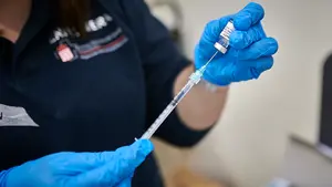 Sanidad y comunidades debaten sobre si vacunar en destinos de vacaciones