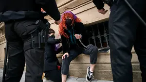 Caídas, empujones y puñetazos en el 8-M: feministas radicales la 'lían' en Pamplona