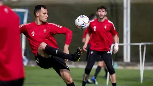 Osasuna renueva a uno de sus pilares defensivos por tres años más y hasta 2025