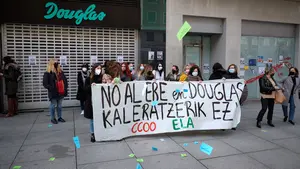 La huelga en Douglas cierra las tiendas de la perfumería en Navarra