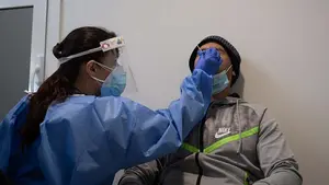 Sanidad y CCAA acuerdan reducir la cuarentena de los positivos en Covid-19