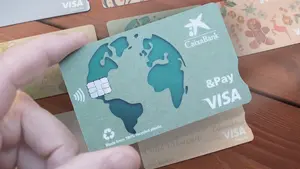 CaixaBank estrena sus nuevas tarjetas de materiales reciclados