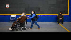 La vacuna contra el Covid llega a la UPNA para los mayores de 80 años: la jornada en imágenes