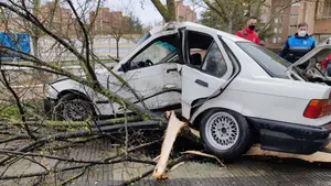 Tres heridos en Pamplona tras una aparatosa salida de vía en la avenida de Navarra