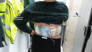 Detenida en el aeropuerto una joven con dos kilos de hachís adosados al cuerpo