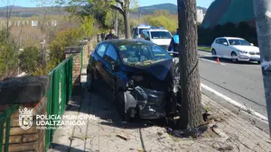Un conductor drogado empotra su coche contra un árbol en la cuesta de Beloso