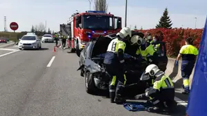 Herida una mujer en un accidente entre un coche y un camión en la variante de Pamplona