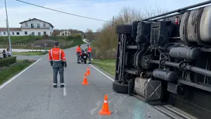 Dos mujeres salvan la vida 'in extremis'  al volcar un camión en Larráinzar