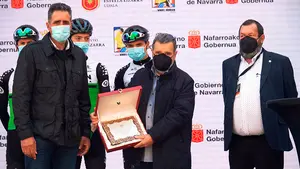 El navarro Manolo Azcona recibe un homenaje en el GP Miguel Induráin