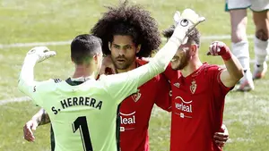 Los puntos que dan la tranquilidad: las fotos del partido entre Osasuna y Elche en el Sadar