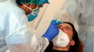 Detectan 26 casos positivos entre los jóvenes navarros que estuvieron en Salou