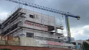 Vandalizan con pintadas la futura residencia de la calle Julián Gayarre