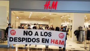 La plantilla de H&M se concentra en Itaroa contra los despidos  "injustificados"