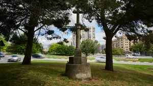 'El lugar de las abejas': historia de la Cruz Negra y los orígenes de la calle Abejeras
