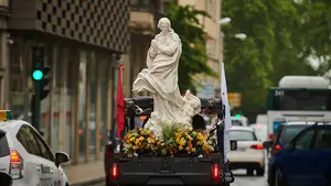 Las curiosas imágenes de la llegada de la Virgen en coche por las calles de Pamplona